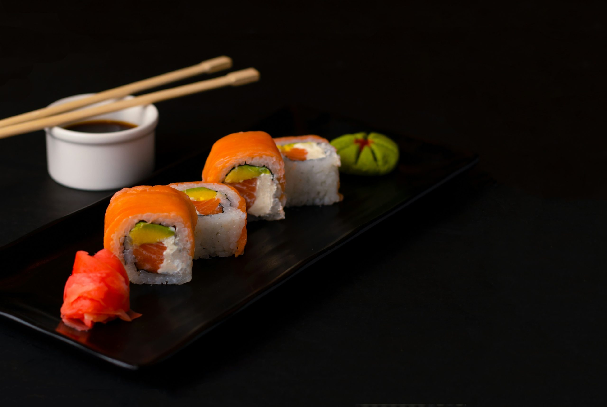 piezas-de-sushi-de-salmon-en-bandeja-negra