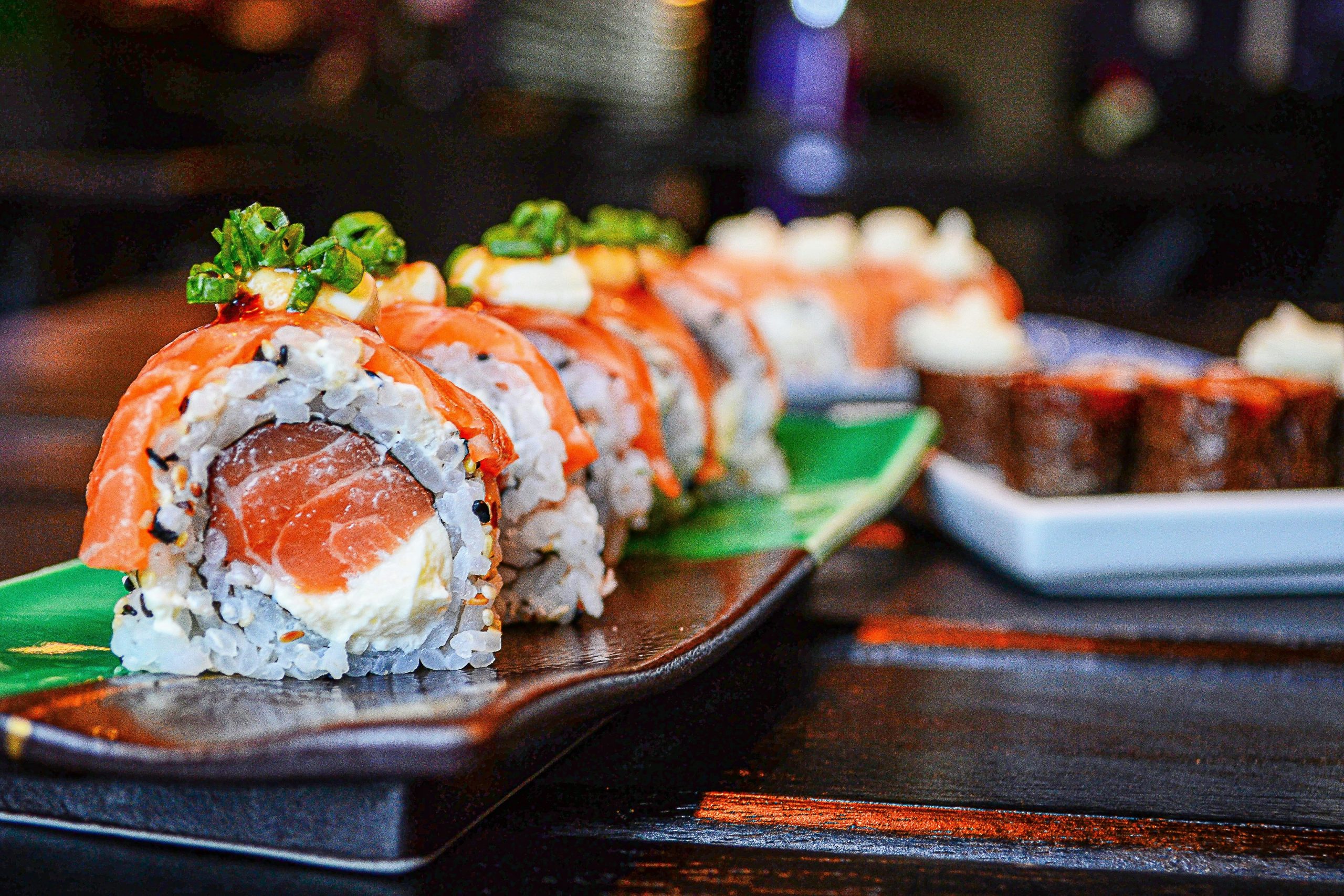 piezas-de-sushi-de-salmon-en-bandeja-sobre-una-mesa