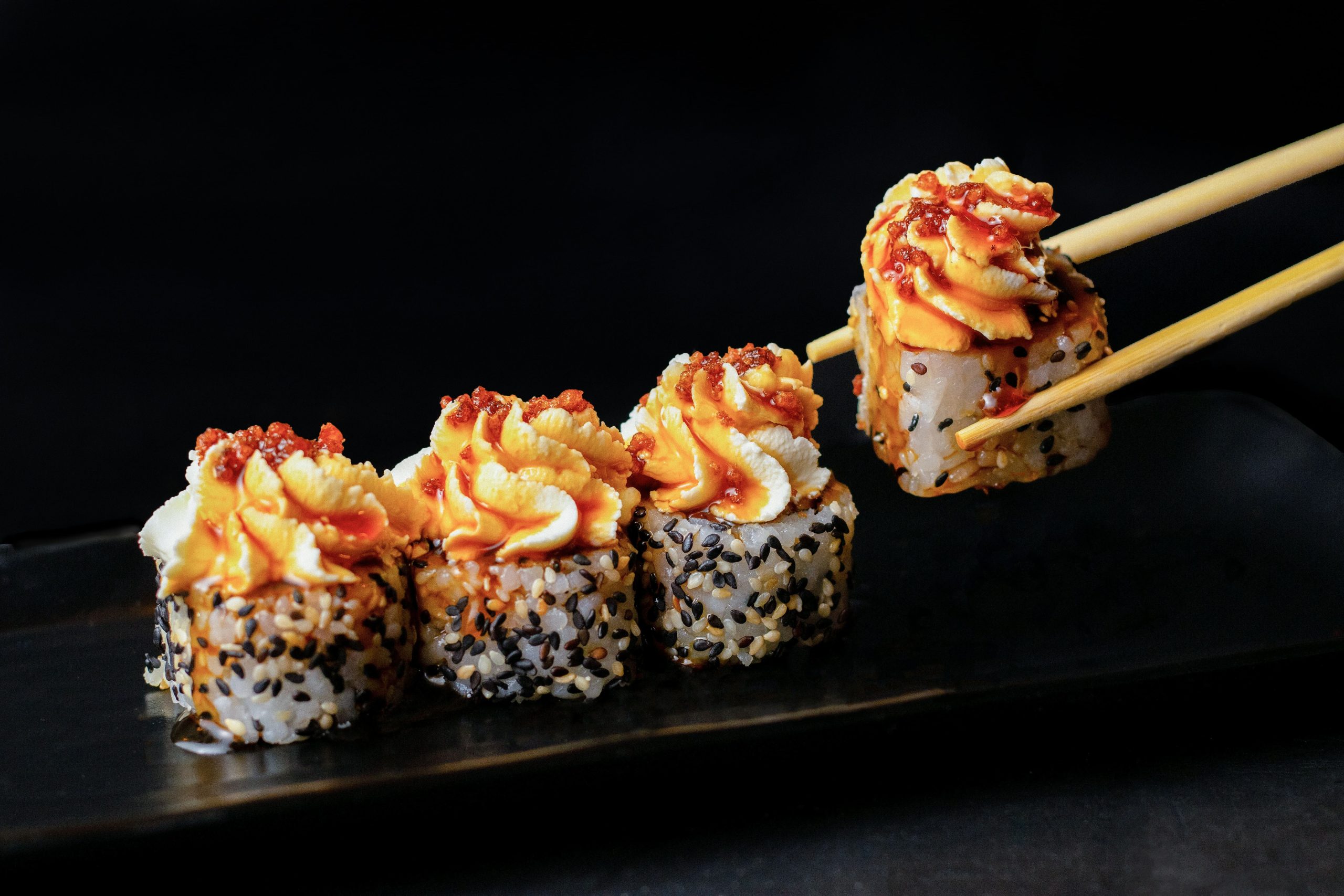 piezas-de-sushi-en-bandeja-negra