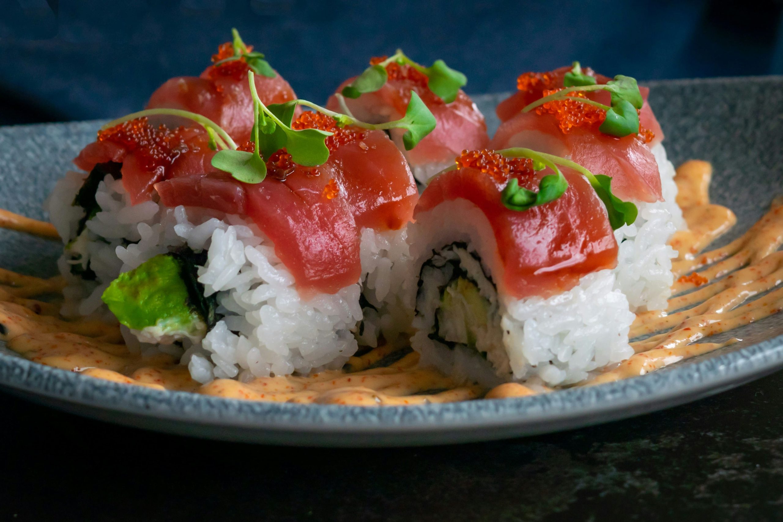 primer-plano-de-bandeja-de-sushi-de-atun